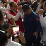 Doc. Suasana di depan gedung Pengadilan Tindak Pidana Korupsi Jakarta menjelang sidang pembacaan putusan perkara korupsi tata kelola minyak. Terdakwa Riva Siahaan terlihat mengenakan rompi tahanan saat memasuki area persidangan dengan pengawalan petugas. (NR).