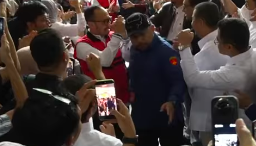 Doc. Suasana di depan gedung Pengadilan Tindak Pidana Korupsi Jakarta menjelang sidang pembacaan putusan perkara korupsi tata kelola minyak. Terdakwa Riva Siahaan terlihat mengenakan rompi tahanan saat memasuki area persidangan dengan pengawalan petugas. (NR).
