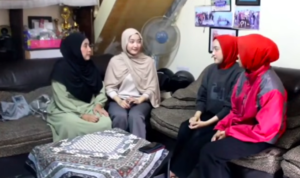 Doc. Hasna, Hasni, dan Adel berkumpul bersama keluarga di kediaman mereka di Bandung, Jawa Barat, berbagi kebahagiaan dan dukungan usai diterima bekerja di salah satu gerai ritel, dalam suasana hangat dan penuh kebersamaan. (Foto: Dila – Kontributor).