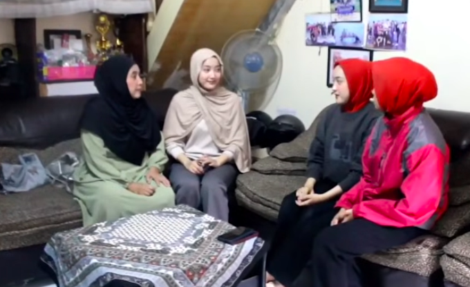 Doc. Hasna, Hasni, dan Adel berkumpul bersama keluarga di kediaman mereka di Bandung, Jawa Barat, berbagi kebahagiaan dan dukungan usai diterima bekerja di salah satu gerai ritel, dalam suasana hangat dan penuh kebersamaan. (Foto: Dila – Kontributor).