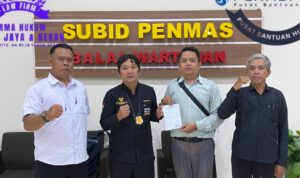 Doc. Perwakilan warga bersama tim kuasa hukum FERADI WPI Advokat dan Paralegal serta unsur organisasi pendamping menunjukkan bukti pengaduan usai melaporkan dugaan penyerobotan tanah ke Direktorat Reserse Kriminal Umum Polda Jawa Tengah, Semarang, Sabtu (31/1/2026). (Foto: Ilma – Kontributor).