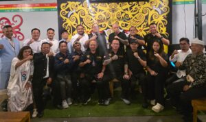 Doc. Ass. Adv. David Agus Winoto, C.PFW., C.MDF., C.JKJ., bersama jajaran dan anggota FERADI WPI dalam suasana kebersamaan organisasi. Foto ini digunakan sebagai dokumentasi internal dan tidak menggambarkan peristiwa hukum tertentu. (Sumber: Dokumen FERADI WPI).