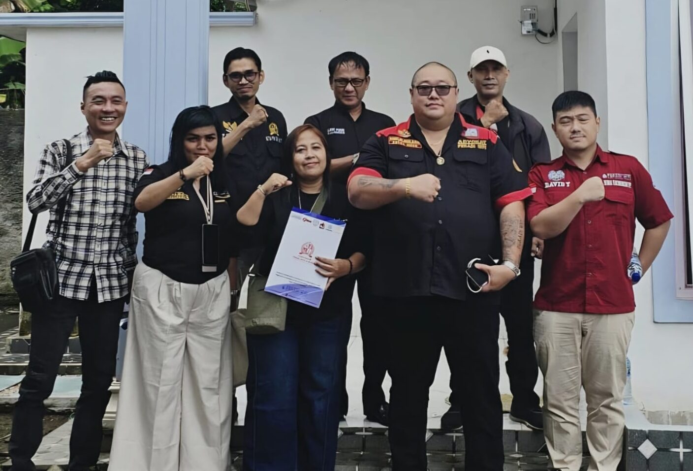 Doc. Tim FERADI WPI bersama Firma Hukum Subur Jaya dan Rekan berfoto bersama sebelum memulai rangkaian agenda pendampingan hukum, termasuk kunjungan ke Rutan Kelas IIB Sukadana dan pengajuan upaya hukum Peninjauan Kembali (PK). (Foto: FERADI WPI Official).