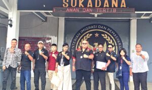 Doc. Tim Subur Jaya Lawfirm–FERADI WPI berfoto bersama di depan Rumah Tahanan (Rutan) Kelas IIB Sukadana, Lampung Timur, Senin (2/2/2026), usai melaksanakan agenda penjengukan klien sekaligus penandatanganan surat kuasa pengajuan upaya hukum luar biasa Peninjauan Kembali (PK) ke Mahkamah Agung melalui Pengadilan Negeri Sukadana. (Foto: FERADI WPI Official).
