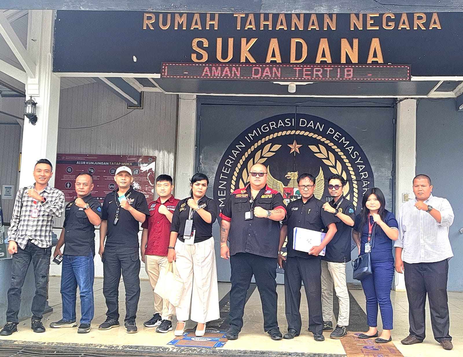 Doc. Tim Subur Jaya Lawfirm–FERADI WPI berfoto bersama di depan Rumah Tahanan (Rutan) Kelas IIB Sukadana, Lampung Timur, Senin (2/2/2026), usai melaksanakan agenda penjengukan klien sekaligus penandatanganan surat kuasa pengajuan upaya hukum luar biasa Peninjauan Kembali (PK) ke Mahkamah Agung melalui Pengadilan Negeri Sukadana. (Foto: FERADI WPI Official).