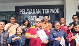 Doc. Tim Subur Jaya Lawfirm FERADI WPI bersama pelapor Siti Khotijah dan keluarga saat berada di Pelayanan Terpadu Satu Pintu (PTSP) Kejaksaan Tinggi Lampung, Selasa (3/2/2026), untuk meminta kejelasan perkembangan laporan dugaan penyalahgunaan kewenangan oleh oknum jaksa yang telah berjalan sekitar tujuh bulan tanpa kepastian. (Foto: FERADI WPI Official).