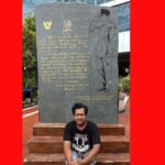 Doc. Ryco, mahasiswa Program Studi Sosiologi UNISA, berfoto di depan Patung Presiden Soekarno di kawasan Taman Puputan Margarana, Kabupaten Tabanan, Bali, saat melakukan kunjungan reflektif di sela masa libur akademik, sebagai bagian dari upaya memahami nilai sejarah dan semangat perjuangan kemerdekaan. (Foto: Eko Wahyu).