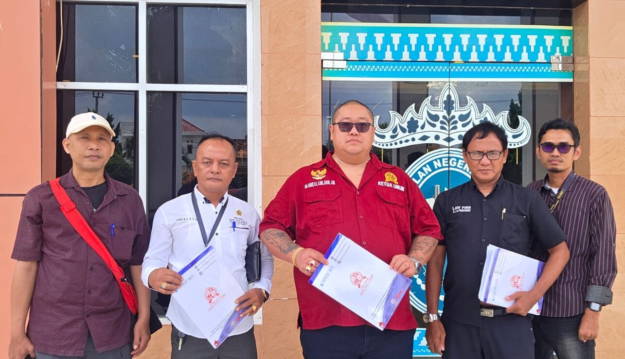 Doc. Tim kuasa hukum dari Subur Jaya Lawfirm – FERADI WPI usai mengajukan permohonan Upaya Hukum Peninjauan Kembali (PK) atas nama klien M. Umar bin Abu Tholib melalui Pengadilan Negeri Sukadana, Lampung Timur, Rabu (4/2/2026). (Foto: Wilma).