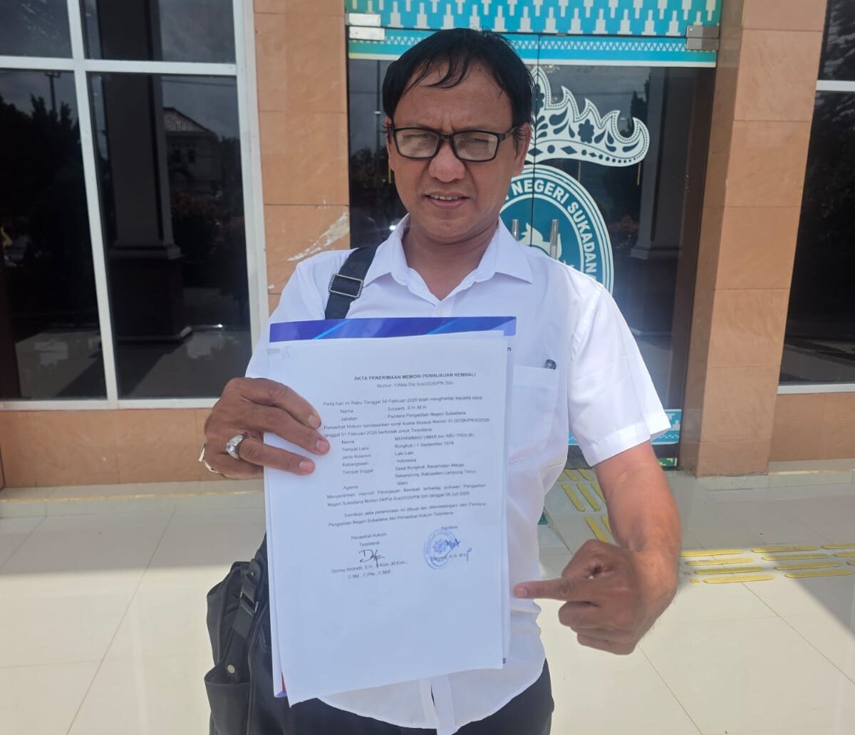 Doc. M. Arifin, salah satu anggota tim kuasa hukum, menunjukkan dokumen resmi usai menjalankan proses pengajuan Peninjauan Kembali (PK) di Pengadilan Negeri Sukadana, Lampung Timur, sebagai bagian dari pendampingan hukum terhadap klien. (Foto: Wilma).