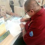 Doc. Ketua Tim Kuasa Hukum, Adv. Donny Andretti, saat menjalankan proses administrasi pengajuan upaya hukum Peninjauan Kembali (PK) di Pengadilan Negeri Sukadana, Lampung Timur, dengan menandatangani dan menyerahkan dokumen permohonan PK sebagai bagian dari tahapan resmi prosedur hukum yang berlaku. (Foto: Wilma).