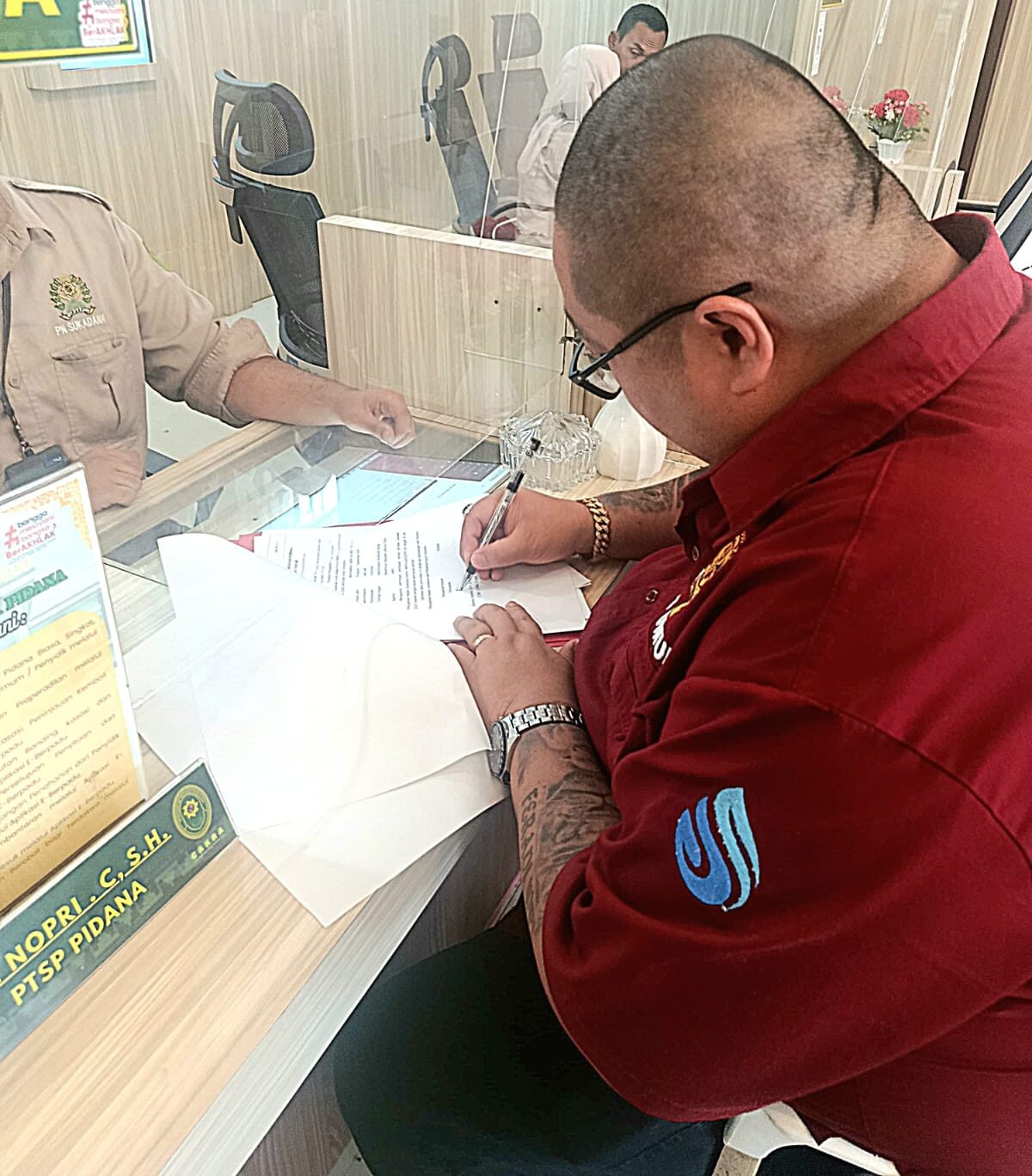Doc. Ketua Tim Kuasa Hukum, Adv. Donny Andretti, saat menjalankan proses administrasi pengajuan upaya hukum Peninjauan Kembali (PK) di Pengadilan Negeri Sukadana, Lampung Timur, dengan menandatangani dan menyerahkan dokumen permohonan PK sebagai bagian dari tahapan resmi prosedur hukum yang berlaku. (Foto: Wilma).