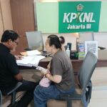 Doc. M. Arifin bersama Sunny Trixie Dominika saat berada di area layanan Kantor KPKNL Jakarta III, terlihat tengah melakukan konsultasi dan penyerahan dokumen administrasi kepada petugas terkait, Jakarta. Kehadiran keduanya berkaitan dengan proses klarifikasi dan pengurusan administrasi sesuai mekanisme yang berlaku. (Foto: Wilma).