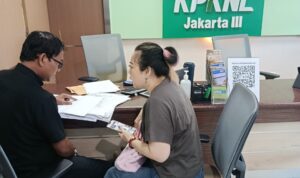 Doc. M. Arifin bersama Sunny Trixie Dominika saat berada di area layanan Kantor KPKNL Jakarta III, terlihat tengah melakukan konsultasi dan penyerahan dokumen administrasi kepada petugas terkait, Jakarta. Kehadiran keduanya berkaitan dengan proses klarifikasi dan pengurusan administrasi sesuai mekanisme yang berlaku. (Foto: Wilma).