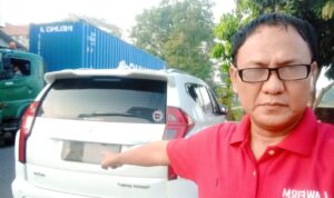 Doc. Mochammad Arifin menunjukkan satu unit kendaraan Mitsubishi Pajero Sport warna putih yang menjadi objek laporan dugaan perampasan kendaraan, saat ditemui awak media di wilayah Surakarta, Jawa Tengah, Kamis (5/2/2026). (Foto: FERADI WPI Official).