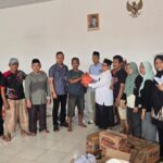 Doc. Penyerahan paket sembako kepada warga terdampak banjir di Kelurahan Sugihwaras, Kecamatan Pemalang, Kabupaten Pemalang, Kamis (5/2/2026). Bantuan disalurkan melalui mekanisme pendataan kelurahan untuk memastikan pembagian berjalan tertib dan tepat sasaran. (Foto: Arden).