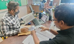 Doc. Muhammad Arifin (kiri), bersama Meilan Purnamawaty (kanan) saat menyerahkan dan menunjukkan dokumen terkait upaya hukum atas aset rumah dan ruko milik klien yang terancam lelang, di kawasan Pengadilan Negeri Jakarta Pusat, Kamis (5/2/2026). (Foto: Wilma).