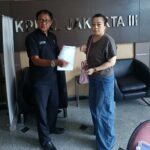 Doc. Kuasa hukum Meilan Purnamawaty, Muhammad Arifin, saat mengurus dan menyerahkan dokumen permohonan terkait aset rumah dan ruko milik klien yang berpotensi dilelang, di Kantor Pelayanan Kekayaan Negara dan Lelang (KPKNL) Jakarta III, Kamis (5/2/2026). (Foto: Wilma).