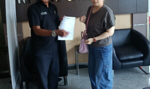 Doc. Kuasa hukum Meilan Purnamawaty, Muhammad Arifin, saat mengurus dan menyerahkan dokumen permohonan terkait aset rumah dan ruko milik klien yang berpotensi dilelang, di Kantor Pelayanan Kekayaan Negara dan Lelang (KPKNL) Jakarta III, Kamis (5/2/2026). (Foto: Wilma).