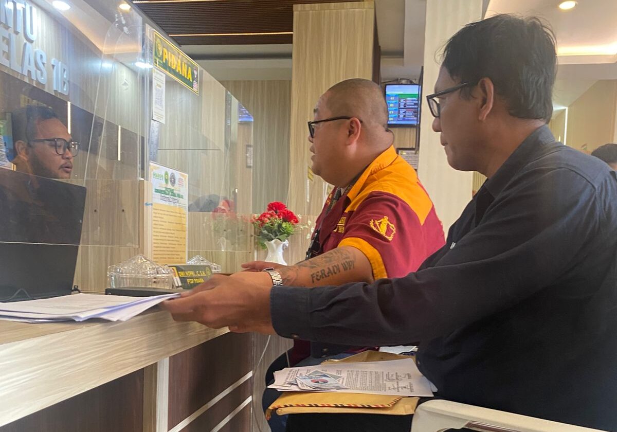 Doc. Adv. Donny Andretti didampingi tim hukum saat menjalankan proses administrasi dan tahapan pengajuan Peninjauan Kembali (PK) dengan menyerahkan serta memverifikasi berkas di loket pelayanan pidana Pengadilan Negeri Sukadana, Lampung Timur, sebagai bagian dari prosedur resmi sesuai mekanisme hukum yang berlaku. (Foto: Wilma).