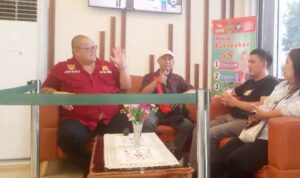 Doc. Keluarga M. Umar bersama kuasa hukum menunggu di ruang tunggu saat menjalankan agenda permintaan konfirmasi terkait perkembangan berkas Peninjauan Kembali (PK) di Kejati Lampung. Agenda tersebut dilakukan untuk memperoleh kepastian administratif atas diterimanya dokumen PK yang kini masih dalam tahap awal pemeriksaan berkas. (Foto: Wilma).