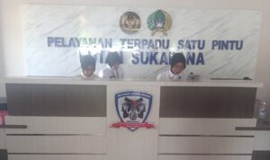 Doc. Petugas Pelayanan Terpadu Satu Pintu (PTSP) Rutan Sukadana melayani administrasi di ruang pelayanan, Kecamatan Sukadana, Lampung Timur. Dalam peliputan perkara M. Umar, pihak Rutan menegaskan bahwa wawancara terhadap warga binaan harus melalui izin Mahkamah Agung sesuai prosedur yang berlaku. (Foto: Wilma).