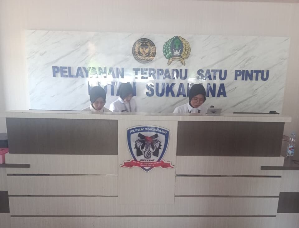 Doc. Petugas Pelayanan Terpadu Satu Pintu (PTSP) Rutan Sukadana melayani administrasi di ruang pelayanan, Kecamatan Sukadana, Lampung Timur. Dalam peliputan perkara M. Umar, pihak Rutan menegaskan bahwa wawancara terhadap warga binaan harus melalui izin Mahkamah Agung sesuai prosedur yang berlaku. (Foto: Wilma).