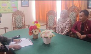 Doc. Jurnalis KawanJariNews.com melakukan wawancara langsung dengan Juru Bicara PN Sukadana, Elfas (kanan), didampingi Humas PN Sukadana, Ranti (kiri), di kantor Pengadilan Negeri Sukadana, Lampung Timur pada awal Februari 2026. Wawancara tersebut membahas tahapan administratif permohonan Peninjauan Kembali (PK), mekanisme persidangan, serta prosedur pengiriman berkas perkara secara elektronik ke Mahkamah Agung. (Foto: Wilma).