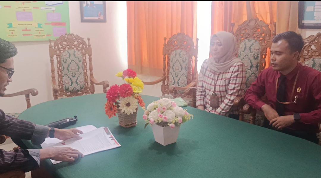 Doc. Jurnalis KawanJariNews.com melakukan wawancara langsung dengan Juru Bicara PN Sukadana, Elfas (kanan), didampingi Humas PN Sukadana, Ranti (kiri), di kantor Pengadilan Negeri Sukadana, Lampung Timur pada awal Februari 2026. Wawancara tersebut membahas tahapan administratif permohonan Peninjauan Kembali (PK), mekanisme persidangan, serta prosedur pengiriman berkas perkara secara elektronik ke Mahkamah Agung. (Foto: Wilma).