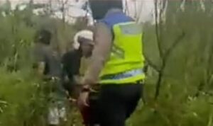 Doc. Petugas Satlantas Polres Semarang mengejar dan mengamankan seorang remaja yang diduga terlibat aksi balap liar di kawasan jalan baru Bendungan Jragung, Desa Candirejo, Kecamatan Pringapus, Kabupaten Semarang, Sabtu (7/2/2026). Penindakan dilakukan dalam rangka Operasi Keselamatan Candi 2026. (Foto: Wisnu).