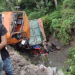 Doc. Kondisi dua truk yang terlibat kecelakaan di Tanjakan Jlegong, Desa Bedono, Kecamatan Jambu, Kabupaten Semarang, Minggu (8/2/2026), saat berada di dasar sungai usai terperosok dan sebelum proses evakuasi dilakukan petugas gabungan. (Foto: Wisnu).