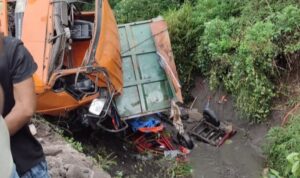 Doc. Kondisi dua truk yang terlibat kecelakaan di Tanjakan Jlegong, Desa Bedono, Kecamatan Jambu, Kabupaten Semarang, Minggu (8/2/2026), saat berada di dasar sungai usai terperosok dan sebelum proses evakuasi dilakukan petugas gabungan. (Foto: Wisnu).