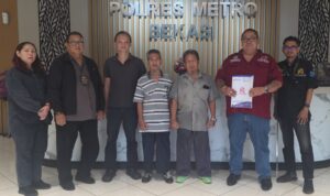 Doc. Advokat Donny Andretti (Ketua Umum FERADI WPI) bersama Kien saat berada di Polres Metro Bekasi Kabupaten, Senin (9/2/2026), dalam agenda menghadiri jadwal pemeriksaan saksi terkait perkara aduan dugaan penggelapan yang tengah ditangani Unit II Harda. (Foto: Wilma).