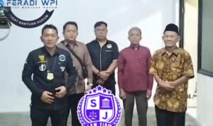 Doc. Agustinus Sepdono bersama tim kuasa hukum PBH FERADI WPI Advokat dan Paralegal DPC Kota Semarang, perwakilan GJL GAMAT-RI, serta unsur organisasi dan media berfoto bersama usai pertemuan dan konferensi pers terkait pengaduan permasalahan pertanahan di Kantor PBH FERADI WPI Kota Semarang, Minggu (8/2/2026). (Foto: Ilma – Kontributor).