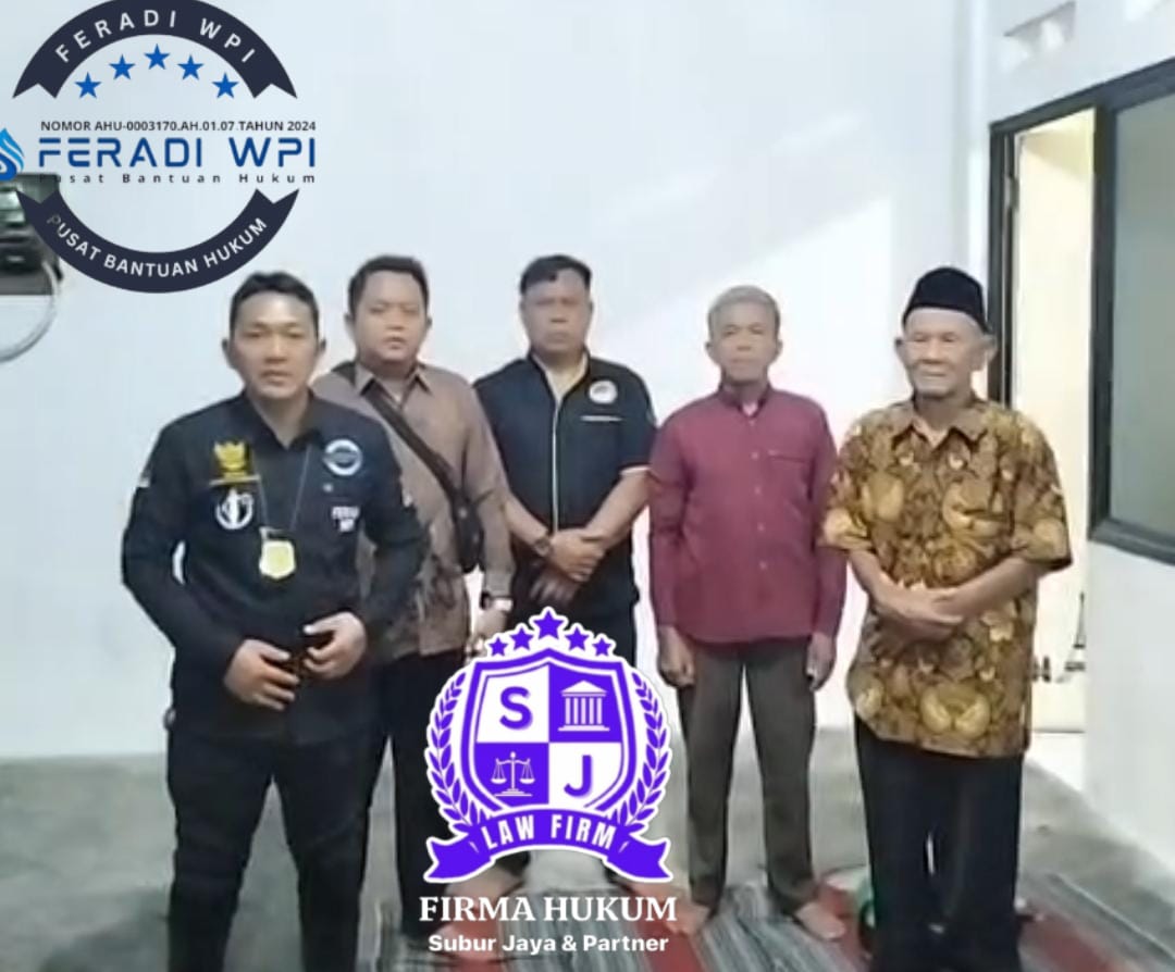 Doc. Agustinus Sepdono bersama tim kuasa hukum PBH FERADI WPI Advokat dan Paralegal DPC Kota Semarang, perwakilan GJL GAMAT-RI, serta unsur organisasi dan media berfoto bersama usai pertemuan dan konferensi pers terkait pengaduan permasalahan pertanahan di Kantor PBH FERADI WPI Kota Semarang, Minggu (8/2/2026). (Foto: Ilma – Kontributor).