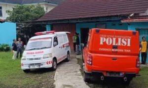 Doc. Petugas kepolisian bersama tim medis berada di lokasi penemuan seorang wanita yang meninggal dunia di kamar kos di Dusun Pateran, Desa Plumbon, Kecamatan Suruh, Kabupaten Semarang, Senin (9/2/2026). Terlihat kendaraan ambulans dan mobil Inafis Polres Semarang terparkir di depan lokasi saat proses pemeriksaan dan olah tempat kejadian perkara berlangsung. (Foto: Wisnu).
