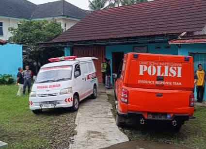 Doc. Petugas kepolisian bersama tim medis berada di lokasi penemuan seorang wanita yang meninggal dunia di kamar kos di Dusun Pateran, Desa Plumbon, Kecamatan Suruh, Kabupaten Semarang, Senin (9/2/2026). Terlihat kendaraan ambulans dan mobil Inafis Polres Semarang terparkir di depan lokasi saat proses pemeriksaan dan olah tempat kejadian perkara berlangsung. (Foto: Wisnu).