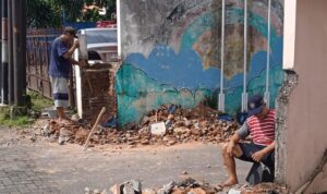 Doc. Lokasi pembangunan gapura di Jalan Mawar IV RT 10/RW 1, Kelurahan Genuk, Kecamatan Ungaran Barat, Kabupaten Semarang, Rabu (11/2/2026). Pekerjaan konstruksi tahap awal terlihat mulai dilakukan sebagai bagian dari pembangunan swadaya warga setempat. (Foto: Wisnu).