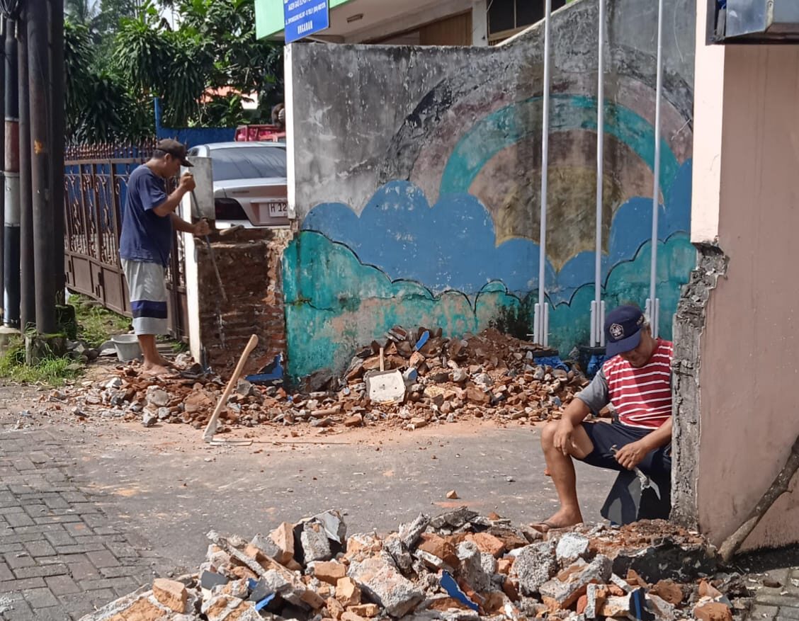 Doc. Lokasi pembangunan gapura di Jalan Mawar IV RT 10/RW 1, Kelurahan Genuk, Kecamatan Ungaran Barat, Kabupaten Semarang, Rabu (11/2/2026). Pekerjaan konstruksi tahap awal terlihat mulai dilakukan sebagai bagian dari pembangunan swadaya warga setempat. (Foto: Wisnu).