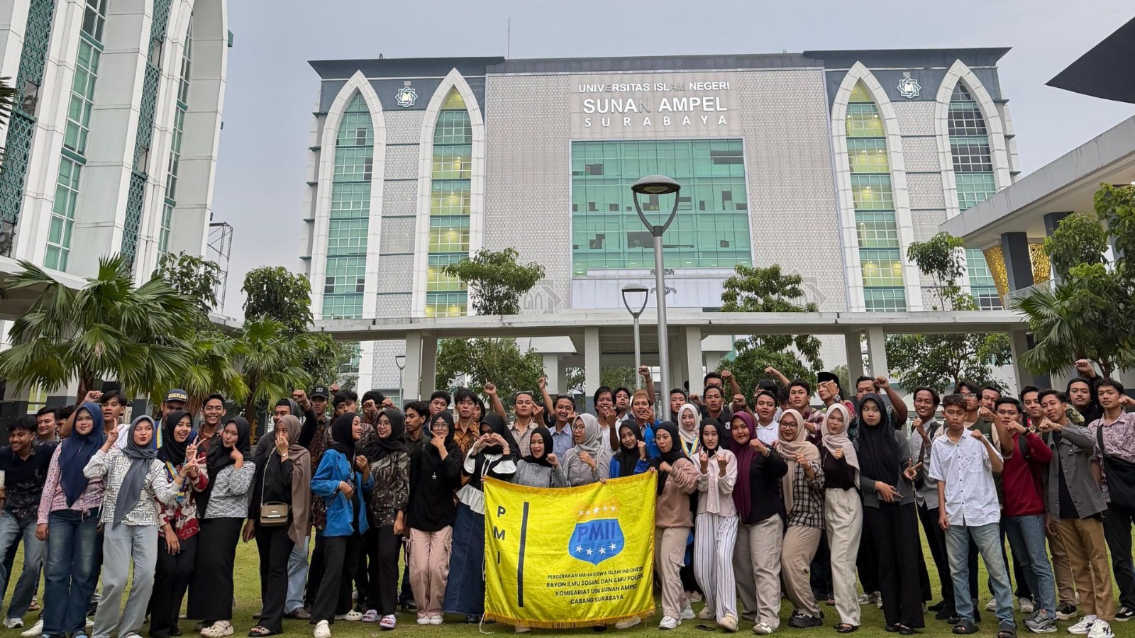 Doc. Para panitia, pemateri, dan peserta Technical Meeting PKD RISIP PMII UINSA berfoto bersama usai kegiatan di Surabaya, Rabu (11/2/2026), sebagai penutup rangkaian agenda dan simbol kebersamaan dalam proses pengkaderan. (Foto: Eko Wahyu).