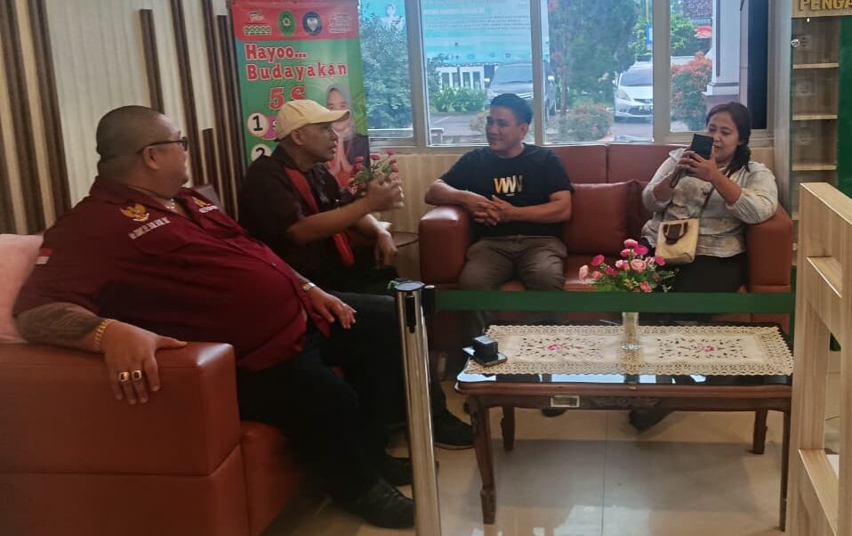 Doc. Pihak keluarga Muhammad Umar bin Abu Tholib didampingi kuasa hukum menjalani tahapan proses administrasi permohonan Peninjauan Kembali (PK) di Pengadilan Negeri Sukadana, Lampung Timur. Kehadiran keluarga dan tim kuasa hukum tersebut dalam rangka mengikuti agenda registrasi serta persidangan sesuai mekanisme dan prosedur yang berlaku. (Foto: Wilma).