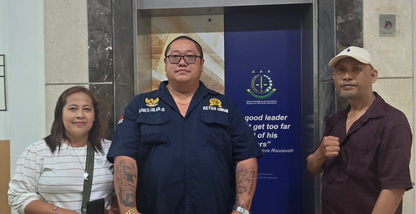 Doc. Siti Khotijah (kiri) didampingi kuasa hukumnya, Adv. Donny Andretti (tengah), dan asisten advokat saat mendatangi Inspektorat I Kejaksaan Agung RI di Ceger, Cipayung, Jakarta Timur, untuk meminta kejelasan atas perkembangan laporan dugaan pelanggaran oleh oknum jaksa berinisial R. (Foto: Wilma).