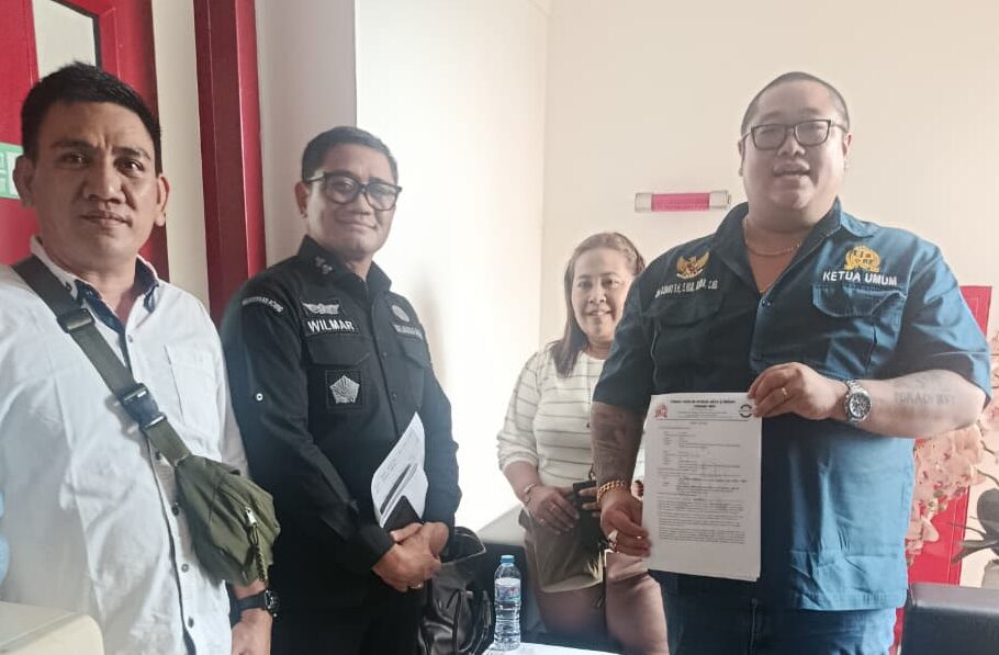Doc. Siti Khotijah (tengah) bersama kuasa hukum Adv. Donny Andretti dan tim pendamping saat mendatangi Inspektorat I Kejaksaan Agung RI di Ceger, Cipayung, Jakarta Timur, untuk meminta kejelasan terkait izin pemeriksaan atas laporan dugaan pelanggaran oleh oknum jaksa berinisial R. Tim diterima oleh salah satu pemeriksa Inspektorat I dalam agenda klarifikasi administratif. (Foto: Wilma).