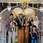 Doc. Ketua PBH FERADI WPI Advokat dan Paralegal DPC Kota Semarang, Sukindar SH., S.Pd., C.PFW., C.MDF., C.JKJ., berfoto bersama kedua mempelai, Wahyu dan Warsono, usai prosesi resepsi pernikahan di Dukuh Mindi, Desa Pelem, Kecamatan Doplang, Kabupaten Blora, Jawa Tengah, Jumat (13/2/2026). (Foto: ilma – Kontributor).