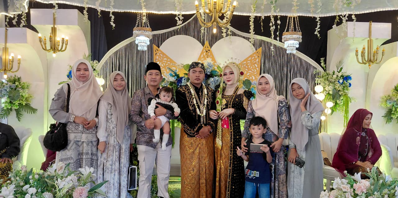 Doc. Ketua PBH FERADI WPI Advokat dan Paralegal DPC Kota Semarang, Sukindar SH., S.Pd., C.PFW., C.MDF., C.JKJ., berfoto bersama kedua mempelai, Wahyu dan Warsono, usai prosesi resepsi pernikahan di Dukuh Mindi, Desa Pelem, Kecamatan Doplang, Kabupaten Blora, Jawa Tengah, Jumat (13/2/2026). (Foto: ilma – Kontributor).
