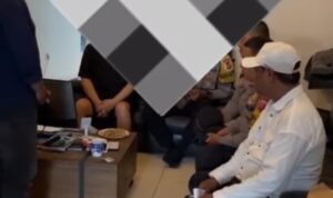 Doc. Suasana di dalam rumah warga berinisial J di wilayah Bogor, Sabtu (14/2/2026), saat terjadi perdebatan antara pemilik rumah dan sejumlah oknum debt collector yang datang untuk melakukan penagihan. Dalam peristiwa tersebut, pemilik rumah tampak berada di lokasi saat proses komunikasi dan pendampingan berlangsung. Wajah pemilik rumah diburamkan untuk melindungi identitas serta menjaga privasi dan keamanan yang bersangkutan, mengingat persoalan ini masih berkaitan dengan potensi proses hukum lanjutan. (Foto: Tangkapan Layar Video J).