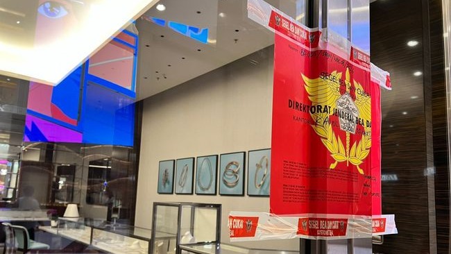 Doc. Pintu masuk gerai perhiasan yang terpasang segel berwarna merah oleh Direktorat Jenderal Bea dan Cukai sebagai tanda penindakan administratif terkait pengawasan kepabeanan. (NR).