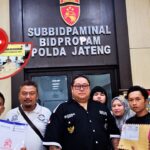 Doc. Pelapor Nurohim (tengah) bersama kuasa hukum Adv. Donny Andretti dari Firma Hukum Subur Jaya dan tim FERADI WPI, didampingi beberapa rekan, usai agenda penyampaian laporan di Bid Propam Polda Jawa Tengah, Minggu (15/2/2026). Pada kolase bagian depan terlihat dokumentasi proses mediasi sebelumnya di Polsek Bandongan serta foto Nurohim bersama saudaranya saat menjalankan agenda pelaporan. (Foto: FERADI WPI Official).