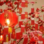 Doc. Lampion merah dan gantungan angpao menghiasi dekorasi perayaan Imlek, melambangkan harapan, keberuntungan, dan kebahagiaan di tahun yang baru serta menjadi simbol semaraknya perayaan budaya Tionghoa di ruang publik. (NR).