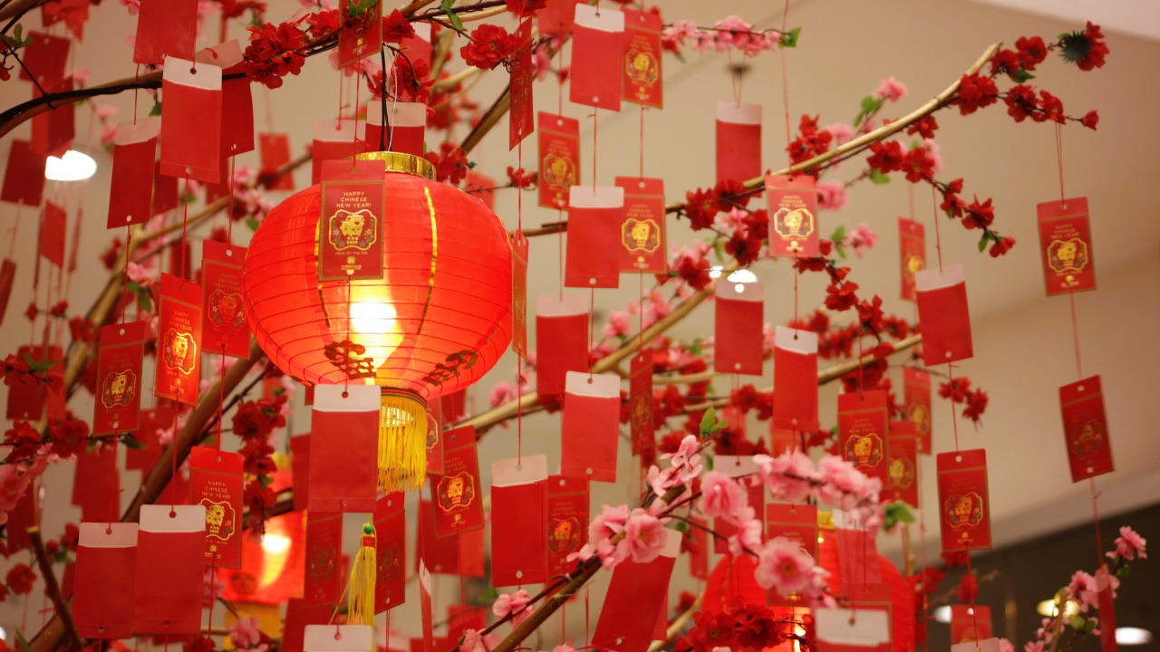 Doc. Lampion merah dan gantungan angpao menghiasi dekorasi perayaan Imlek, melambangkan harapan, keberuntungan, dan kebahagiaan di tahun yang baru serta menjadi simbol semaraknya perayaan budaya Tionghoa di ruang publik. (NR).