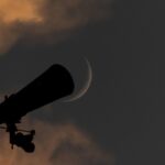 Doc. Ilustrasi pemantauan hilal menggunakan teleskop saat matahari terbenam sebagai bagian dari proses penentuan awal bulan hijriah. Gambar ini hanya merupakan ilustrasi dan bukan diambil dalam kejadian nyata. (NR).